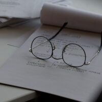 Bild einer Brille auf Unterlagen